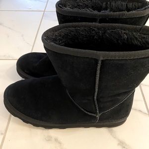 Black winter boots. Size 10. Used condition.